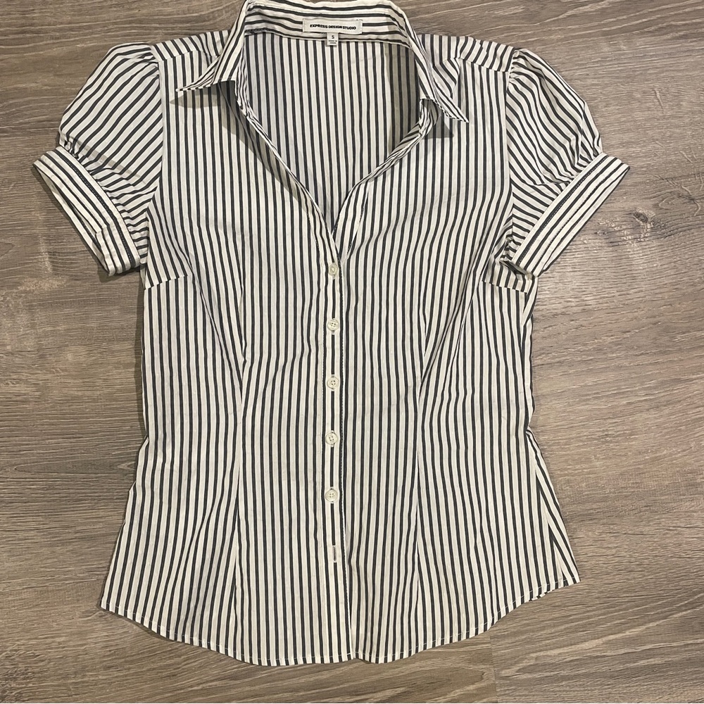 EXPRESS- Dressy Short Sleeve Button Down Top